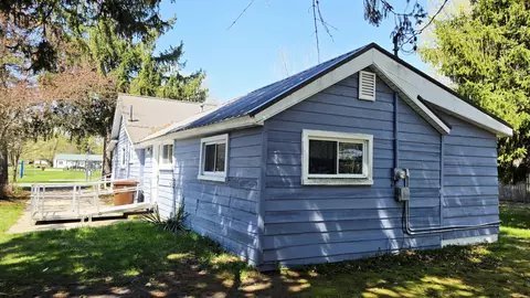 Exterior - 321 S 4th St, Edmore, MI 48829 photo 3 of 4