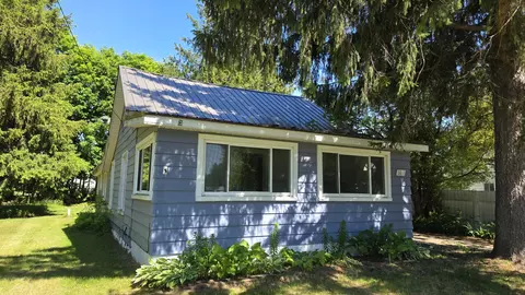 Exterior - 321 S 4th St, Edmore, MI 48829 photo 2 of 5