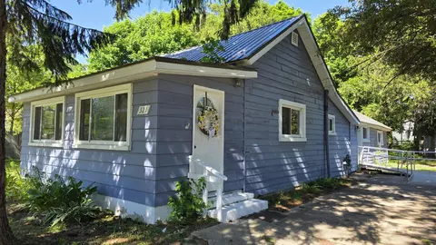321 S 4th St, Edmore, MI 48829