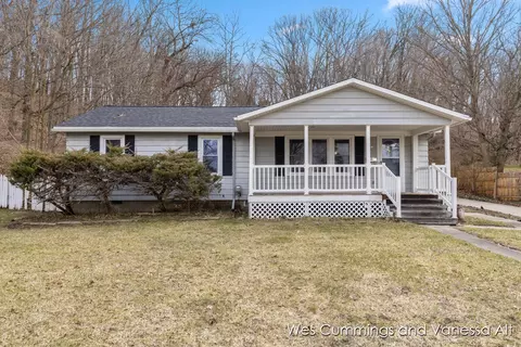 829 N Jefferson St, Lowell, MI 49331