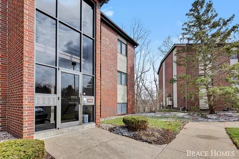3336 Devonwood Hls NE #E, Grand Rapids, MI 49525