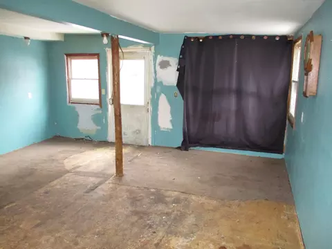 Living - 1915 River St, Jackson, MI 49202 photo 1 of 4