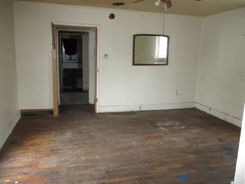 Living - 1915 River St, Jackson, MI 49202 photo 3 of 4