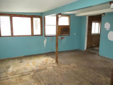 Living - 1915 River St, Jackson, MI 49202 photo 2 of 4