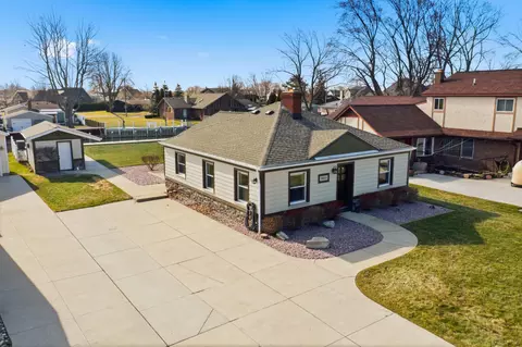 38310 Huron Pointe Dr, Harrison Township, MI 48045