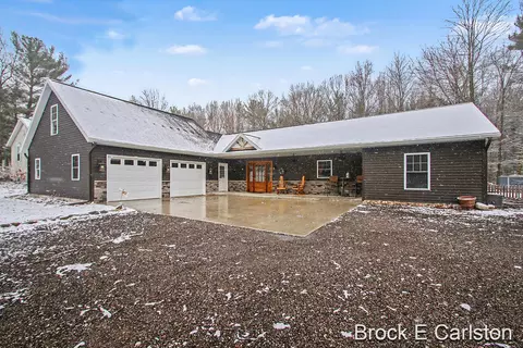 19200 Glendale Cir, Spring Lake, MI 49456