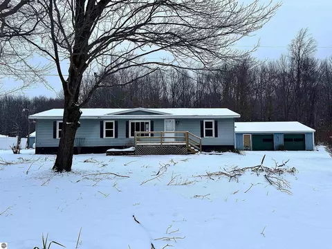 4564 W Bawkey Rd, Farwell, MI 48622