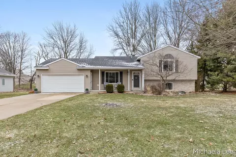 6737 Gran Via Dr NE, Rockford, MI 49341