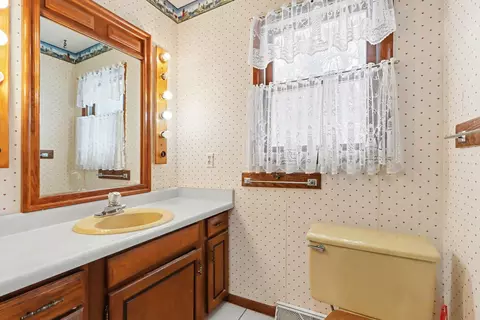 Bath - 14789 E Augusta Dr, Augusta, MI 49012 photo 2 of 4