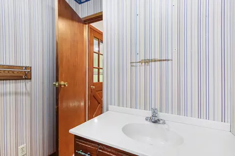 Bath - 14789 E Augusta Dr, Augusta, MI 49012 photo 4 of 4