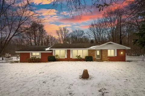 2095 Lakeshore Dr, Fennville, MI 49408