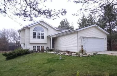 7433 Rolling Pines Rd, Howard City, MI 49329