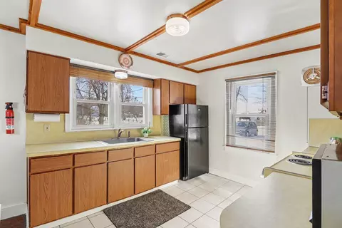 Kitchen - 11637 Algonquin Dr, Pinckney, MI 48169 photo 2 of 4