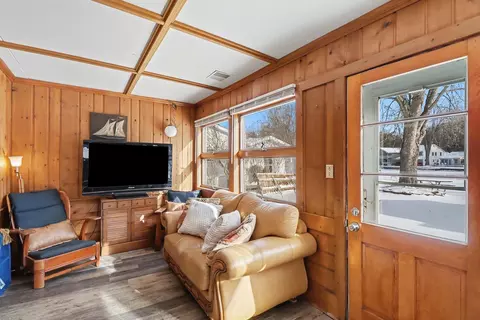 Living - 11637 Algonquin Dr, Pinckney, MI 48169 photo 3 of 6