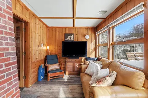 Living - 11637 Algonquin Dr, Pinckney, MI 48169 photo 4 of 6