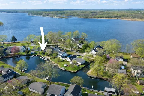 11637 Algonquin Dr, Pinckney, MI 48169