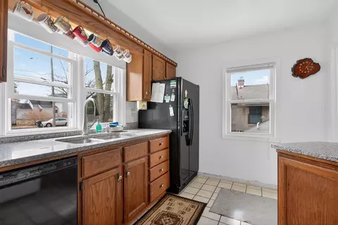 Kitchen - 602 Heyser St, Jackson, MI 49203 photo 2 of 4