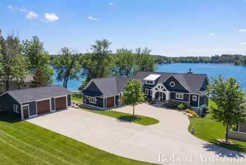 162 Lakeview Dr, Wayland, MI 49348