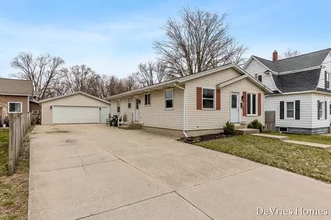 119 W Mckinley Ave, Zeeland, MI 49464