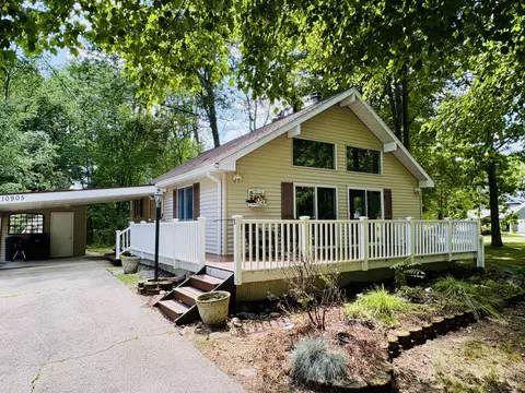 10905 1st St, Canadian Lakes, MI 49346