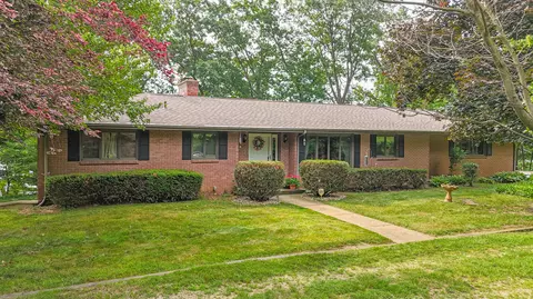 55835 Davis Ln, Dowagiac, MI 49047