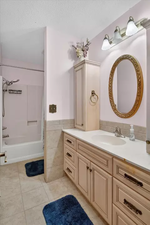 Bath - 8625 Abbey Rd, Jackson, MI 49201 photo 2 of 4