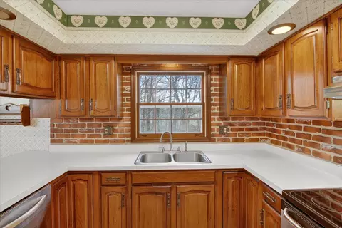 Kitchen - 8625 Abbey Rd, Jackson, MI 49201 photo 3 of 5