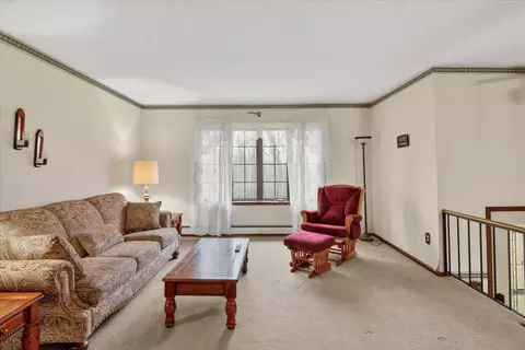 Living - 8625 Abbey Rd, Jackson, MI 49201 photo 2 of 9