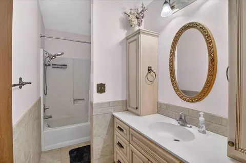 Bath - 8625 Abbey Rd, Jackson, MI 49201 photo 1 of 4