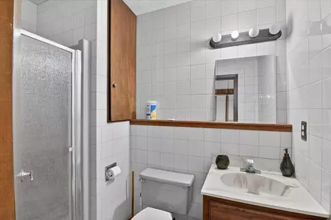 Bath - 8625 Abbey Rd, Jackson, MI 49201 photo 3 of 4