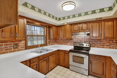 Kitchen - 8625 Abbey Rd, Jackson, MI 49201 photo 2 of 5