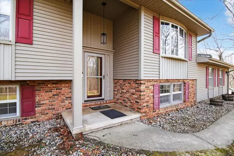 Exterior - 8625 Abbey Rd, Jackson, MI 49201 photo 6 of 16
