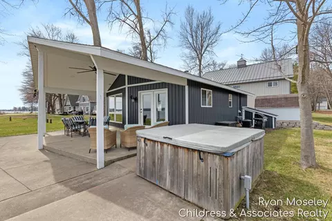 12720 Russell Dr, Wayland, MI 49348