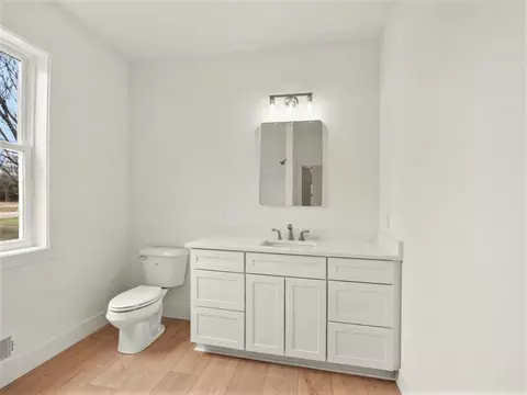 Bath - 1311 Northwind Dr, Jackson, MI 49201 photo 4 of 5