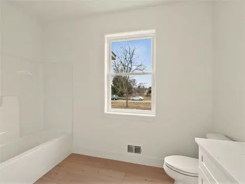 Bath - 1311 Northwind Dr, Jackson, MI 49201 photo 2 of 5