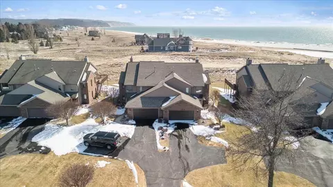 176 Harbor Dr, Ludington, MI 49431