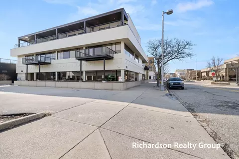300 Washington Ave #8, Grand Haven, MI 49417