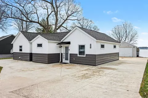 10139 Woodlawn Dr, Portage, MI 49002
