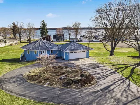 828 Reunion Ave, Fremont, MI 49412