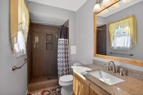 Bath - 2166 Ganton Dr, Jackson, MI 49203 photo 4 of 5
