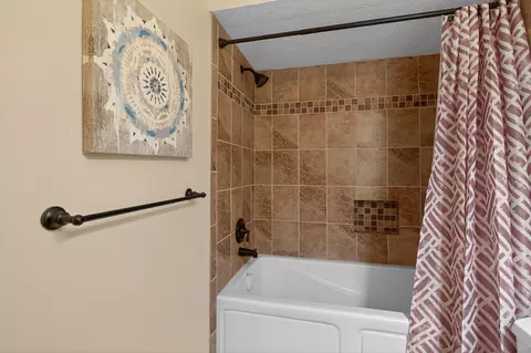 Bath - 2166 Ganton Dr, Jackson, MI 49203 photo 3 of 5