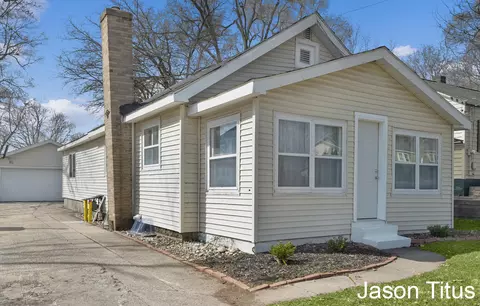 2507 Day Ave NW, Walker, MI 49544