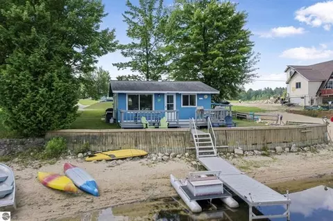 9301 E 50 Rd, Cadillac, MI 49601