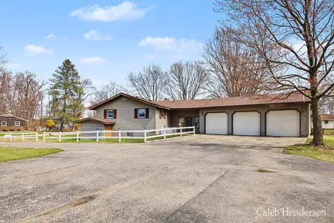 1206 Woodland Dr, Wayland, MI 49348