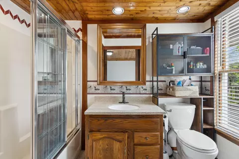 Bath - 6860 Ashley Ave NE, Belding, MI 48809 photo 3 of 6