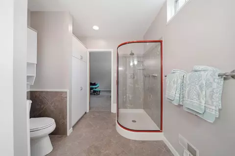 Bath - 4711 Draper Rd, Jackson, MI 49203 photo 2 of 2