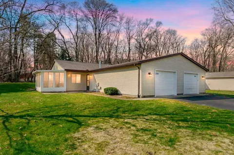 1016 Wedgewood Dr, Plainwell, MI 49080