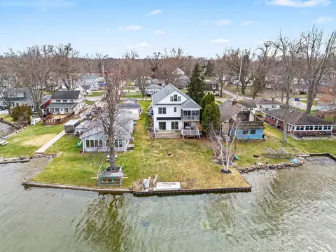 780 Beach Dr, Brooklyn, MI 49230