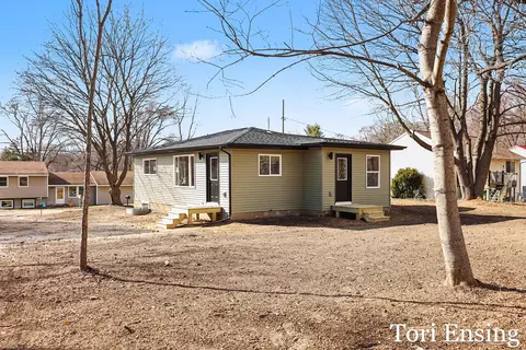 914 N Edgewood St, Greenville, MI 48838