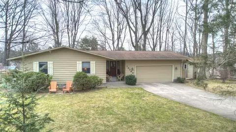 13760 Lakeshore Dr, Grand Haven, MI 49417
